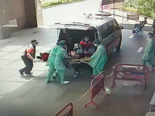 台南市警局第二分局警員今早追捕嫌犯過程中，疑似遭到嫌犯襲擊，凃姓警員送安南醫院時已經不幸身亡，曹姓員警搶救後宣告不治。（圖／讀者提供）
