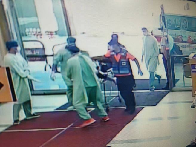 台南市警局第二分局警員今早追捕嫌犯過程中，疑似遭到嫌犯襲擊，凃姓警員送安南醫院時已經不幸身亡，曹姓員警搶救後宣告不治。（圖／讀者提供）
