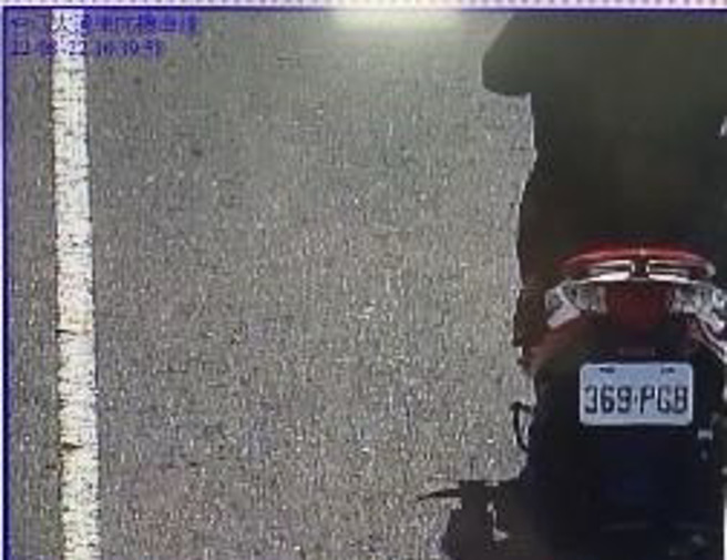 台南2名員警遭歹徒刺死，警方公布歹徒騎機車逃逸畫面，下令全面緝捕。（翻攝自記者爆料網）