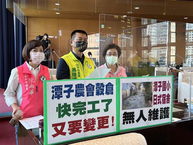 台中市议员萧隆泽(中)、陈淑华(左)、邱素贞(右)联合质询，质疑修復完工已1年的潭子国小日式宿舍至今未获利用，难道要变蚊子馆。(林欣仪摄)