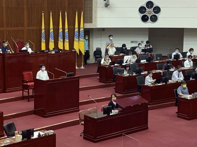 台北市勞動局長陳信瑜22日下午赴台北市議會備詢。（黃婉婷攝）