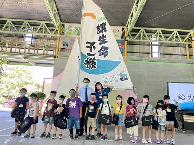 宜兰岳明国中小今开学典礼，赠予小一新生书包、魔术方巾、衣服、抹布及绘本，象徵学习力、创造力、品格力、生活力及健康力的五力均衡发展。（吴佩蓉摄）