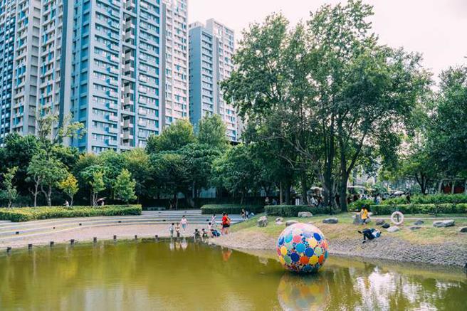 （日勝生開發完成的「日勝幸福站」，榮獲2022年全球卓越建設金獎，並獲表揚。圖∕業者提供）