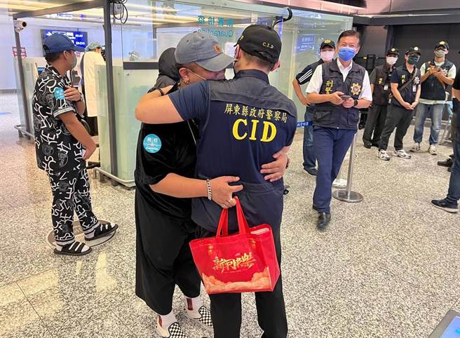 青年从柬埔寨歷劫归来，看到刑警立刻上前拥抱，因为知道此刻自己是安全的。（警方提供／林和生屏东传真）