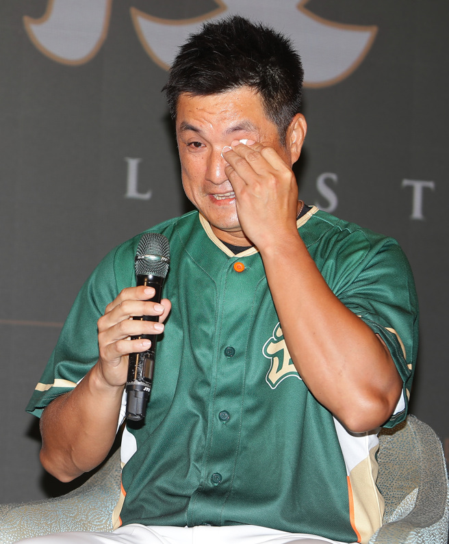 统一狮队老将潘武雄今年将卸下球员身分，球团今天为他举办引退记者会，谈到「最后一武」时数度泪崩。（季志翔摄）