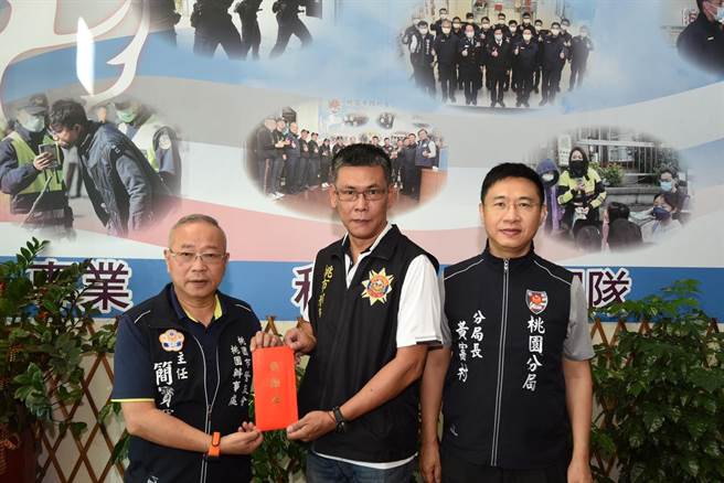 桃园分局侦查佐曾建程（中）破获柬埔寨送机小组，警友办事处主任简宝鋐（左）偕分局长黄富村（右）颁奖鼓励。(桃园分局提供／蔡依珍桃园传真)