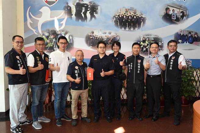 桃园分局警友办事处主任简宝鋐颁发破案奖金。(桃园分局提供／蔡依珍桃园传真)