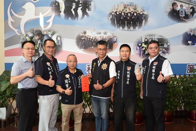 桃园分局警友办事处主任简宝鋐颁发破案奖金。(桃园分局提供／蔡依珍桃园传真)