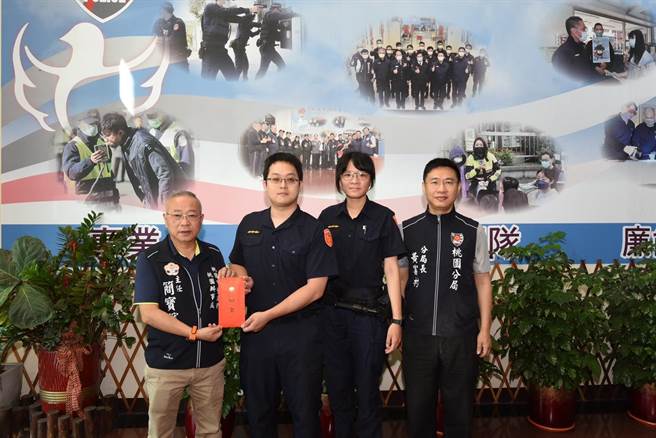 桃园分局警友办事处主任简宝鋐颁发破案奖金。(桃园分局提供／蔡依珍桃园传真)