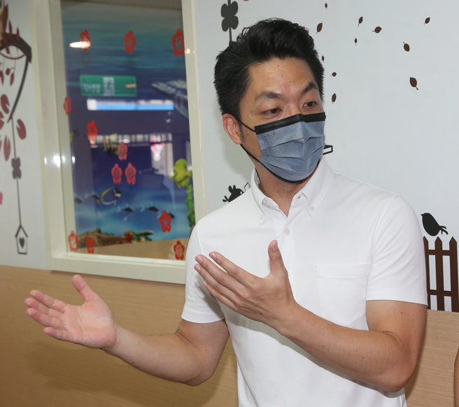 疫苗採购合约列为国家机密封存30年引发热议，国民党台北市长参选人蒋万安22日表示，民进党就是最大的诈骗集团，香菸走私说是「超买」，论文抄袭说是「参考」，现在疫苗合约封存30年说是「保存」。（陈君玮摄）