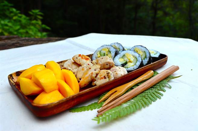 木器盛裝在地蔬食料理，東勢林管處邀您來森林野餐吧。（東勢林管處提供）