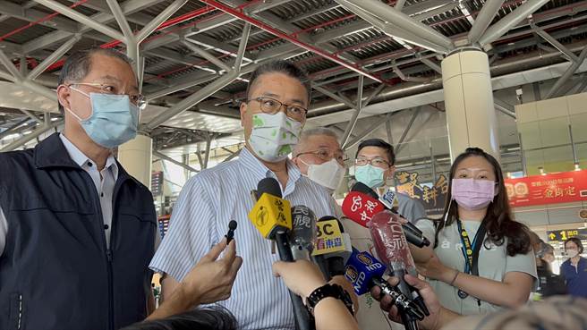 内政部长徐国勇（左二）痛批，杀害警察的这名凶嫌「天理不容、人神共愤」。（张毓翎摄）