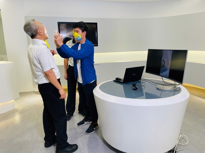 资讯工程学系与医学领域医师团队合作所研发的「智慧型冠状动脉疾病诊断系统」，以拍摄舌头影像，由人工智慧与大数据分析取代传统中医看诊，展现健康医学与智慧科技跨域成果。(照片/义守大学)