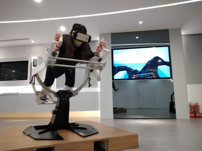 「健身模拟器ICAROS」，结合虚拟实境、人工智慧、体感技术与游戏，只要配戴VR眼镜，利用肌肉支撑平衡，以游戏达到健身效果与核心肌群训练。(照片/义守大学提供)