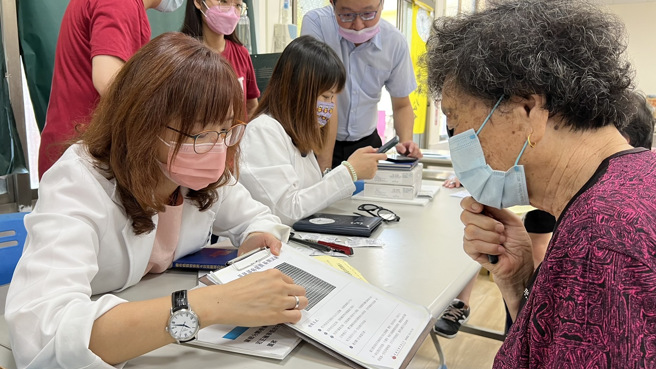 中臺科技大学在疫情趋缓的情况下，如期出队协力传爱到偏乡，未来我们将会继续守护社区民眾健康。(照片/中臺科技大学提供)