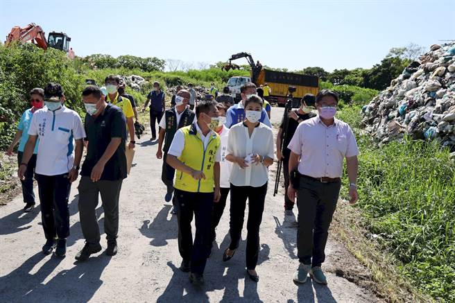 南投县环保局22日恢復载运竹山镇垃圾，到外县市焚化。（南投县政府提供／廖志晃南投传真）
