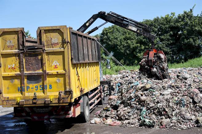 南投县环保局22日恢復载运竹山镇垃圾，到外县市焚化。（南投县政府提供／廖志晃南投传真）