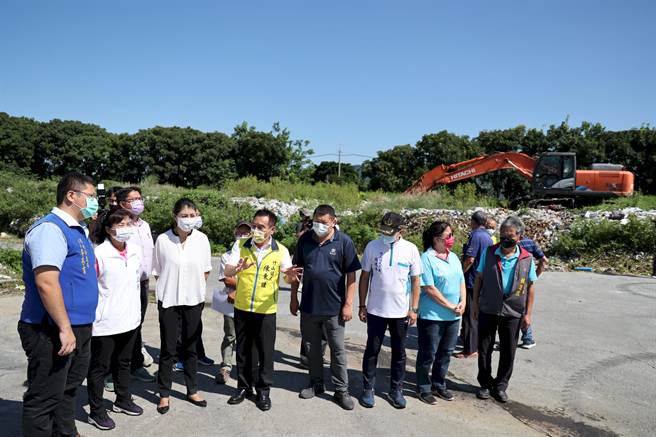 南投县环保局22日恢復载运竹山镇垃圾，到外县市焚化。（南投县政府提供／廖志晃南投传真）