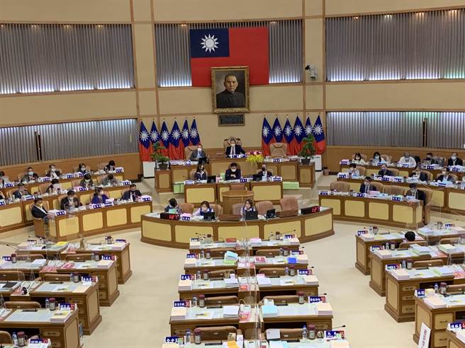 新北自助選物販賣事業自治條例 有條件可夜間營運。（葉德正攝）