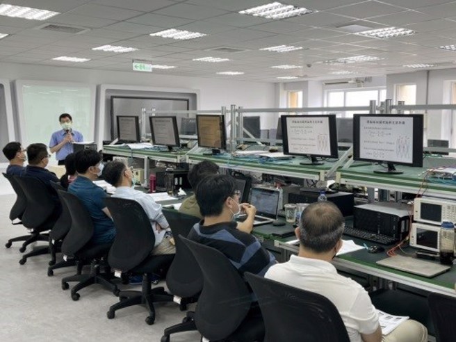 两天课程涵盖天线概论设计、仪器测试等实务，并安排学员实作体验。(照片/龙华科技大学提供)