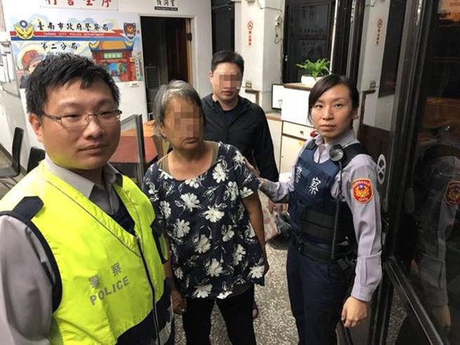 台南市警察局第二分局民权派出所警员凃明诚（左）为人服务热心。（摘自台南市警察局脸书／洪荣志台南传真）