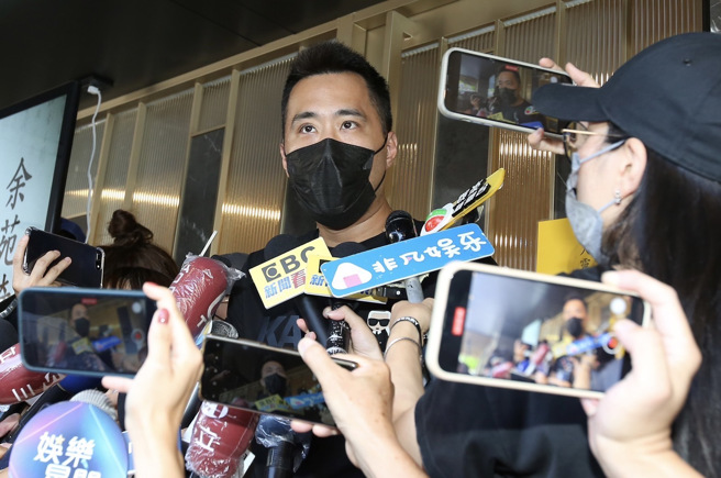 余祥铨心疼余苑绮的4岁女儿乐乐。（图／陈俊吉摄）