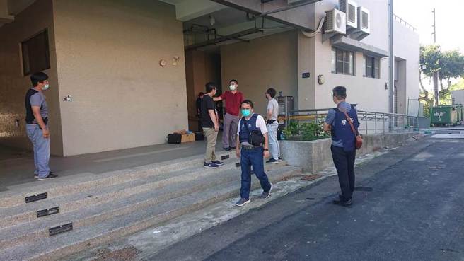 警方將土城高中廁所包圍，並派員搜查調查校園。（程炳璋攝）