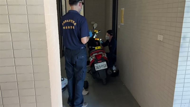 台南殺警惡徒機車尋獲，棄置安南區土城高中逃亡。(記者爆料網)