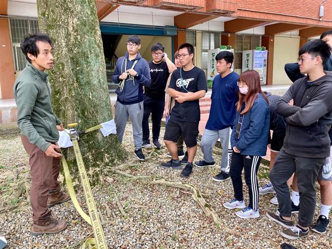 新北市客家局近期执行「打造北北基客家第一庄–新北五寮山客再现驻地计画」驻地工作站，与返乡青年合作，邀请三峡在地社会企业团队「甘乐文创」，以三峡纳凉季的绿竹笋为主题，规画一日小旅行。（新北市客家局提供）