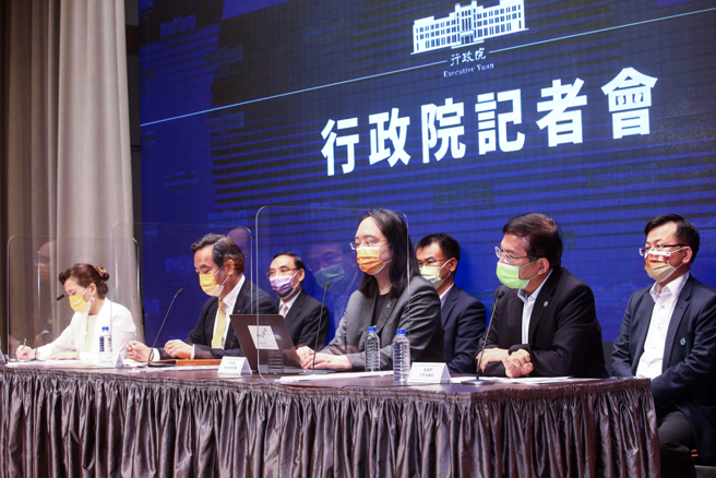 逆風的烏鴉指出，行政院政委兼發言人羅秉成(左2)在《中介法》公布前，就對草案內容知之甚詳。（資料照／鄧博仁攝）