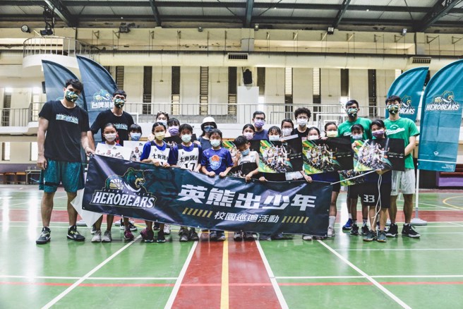 台啤英熊的英熊出少年活动今天来到台北市士东国小。(台啤英熊提供)