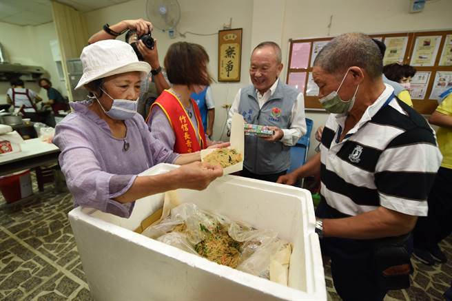 縣長徐耀昌到場關心長輩用餐情況。（苗栗縣府提供／李京昇苗栗傳真）