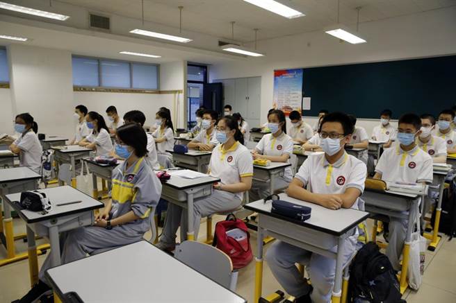 图为今年6月，北京二中学生返校上开学第一课。（资料照／新华社）