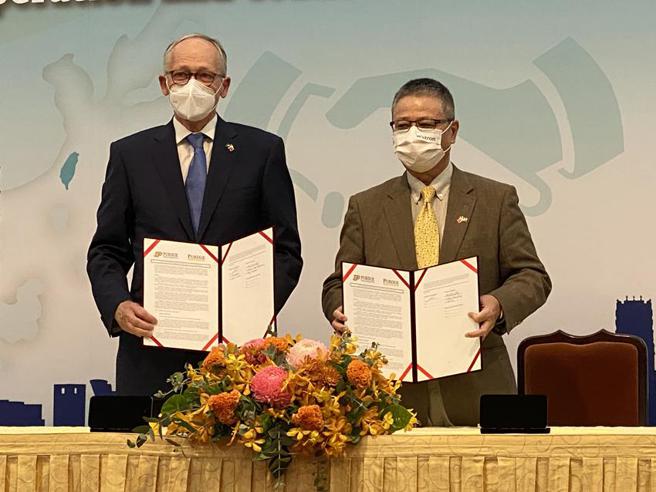 （图左为普度大学工学院代院长朗斯壮（Mark Lundstrom），右为纬创资通董事长林宪铭。图／纬创提供）