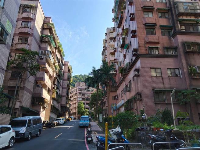 基隆市暖暖区幸福华城社区过去每日漏水1000吨，近日管线汰换完毕，居民高兴表示，水费比以往少了一半。（陈彩玲摄）