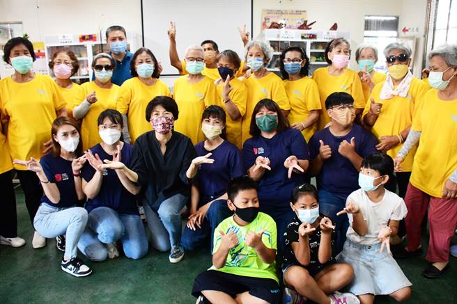 台东大学原专班6名毕业生到文健站服务，台东县长饶庆铃22日前往打气。（庄哲权摄）  