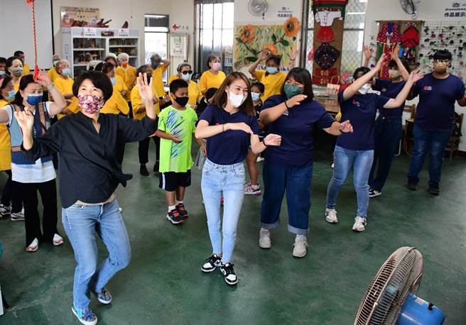 台东大学原专班6名毕业生到文健站服务，台东县长饶庆铃22日前往打气。（庄哲权摄）  
