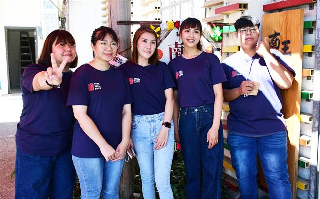 台东大学原专班6名毕业生到文健站服务，台东县长饶庆铃22日前往打气。（庄哲权摄）