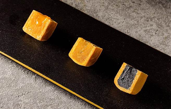 涵碧生活广式月饼礼盒，包含奶皇流芯、醇黑芝麻、杨枝甘露各2入，1380元。（涵碧生活提供）