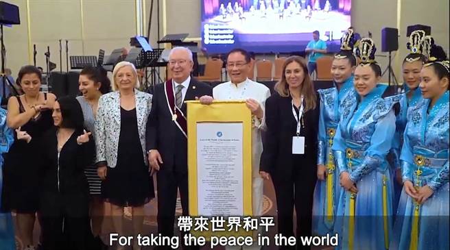 太極門親善文化訪問團赴瑞典、土耳其和美國，有26位領袖，鳴響世界之愛和平鐘，為世界祈福。（主辦單位提供）