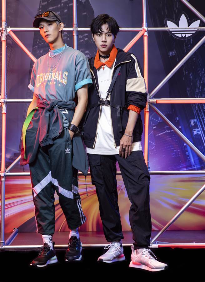 原子少年人气团「地球」林焕钧（左）、林佳辰共同演绎NMD_V3，帅气穿搭加上高人气，掀起全场粉丝尖叫。（adidas Originals提供）