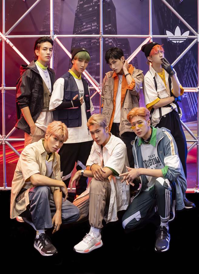 原子少年冠军团「天王星」首次担纲运动品牌嘉宾，型男帅劲呈现反差魅力。出席人员有高有翔（上排左起）、小孩、唐立杰、吴昱廷；蔡承佑（下排左起）、高胥崴、金云。（adidas Originals提供）