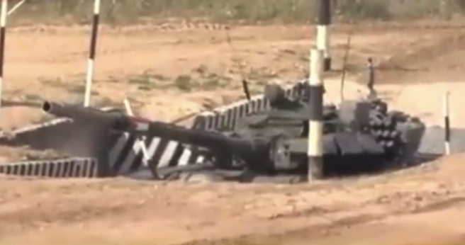 苏丹参赛车组人员最后一次搞砸，战车直接卡在了战车陷阱里。（Twitter）