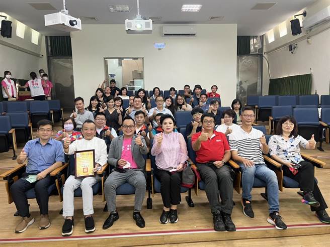 知名作家、「做工的人」作者林立青今日到基隆，與市政府舉行座談會。（市議員童子瑋提供／陳彩玲基隆傳真）