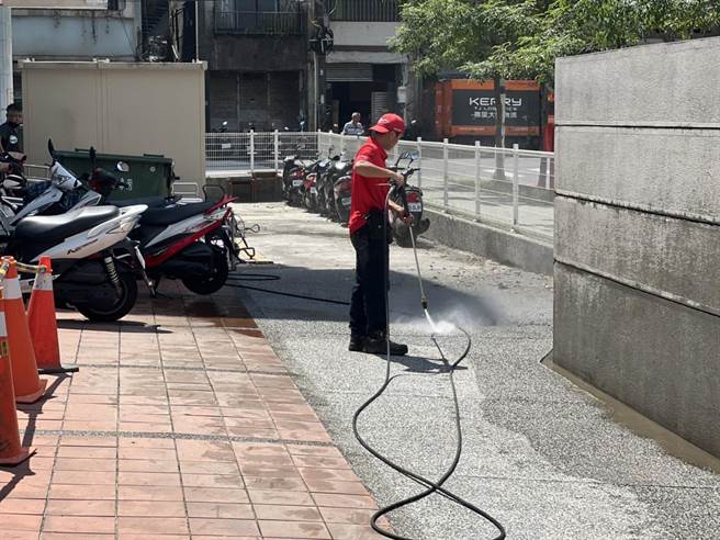 知名作家、「做工的人」作者林立青成立「友洗社創」，主要聘請街友提供工作機會，為校園內外環境清洗青苔。（市議員童子瑋提供／陳彩玲基隆傳真）