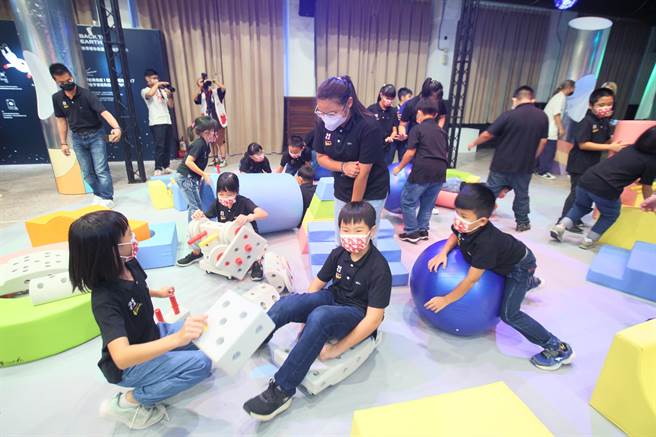 「擅长调频的泡福同学 Kid's Right互动体验展」从8月20日至28日横跨两个周末，图为民眾参观「隐私双面镜」展区。（张铠乙摄）