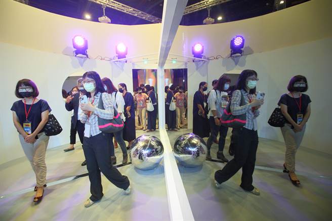 「擅长调频的泡福同学 Kid's Right互动体验展」从8月20日至28日横跨两个周末，每逢六日儿盟加码安排特殊活动，包括5场邀请儿盟共好伙伴及艺名人出席对谈的周末主题讲座，以及4场在开放区域举办的街道游戏。图为民眾参观「隐私双面镜」展区。（张铠乙摄）