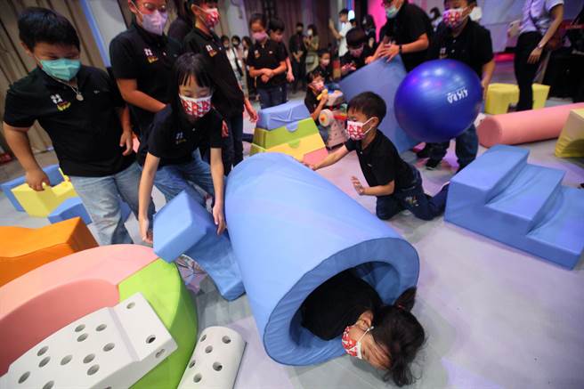 在松山文创2楼多功能展演厅打造大型互动体验展区，透过趣味视觉空间设计，将艰涩的儿童权利公约条文以浅显易懂的方式传达给民眾。图为小朋友在「想像力训练场」展区玩地不亦乐乎。（张铠乙摄）