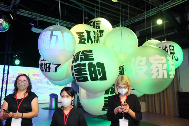 透过趣味视觉空间设计，将艰涩的儿童权利公约条文以浅显易懂的方式传达给民眾。图为民眾参观参观「文字压力舱」展区。（张铠乙摄）