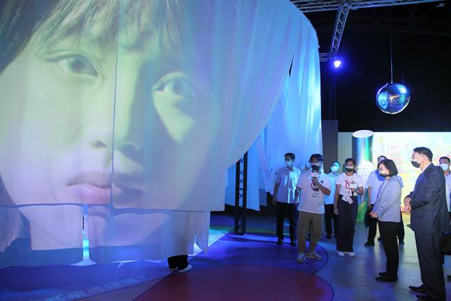 蔡英文总统（右二）19日在台北松山文创园区出席儿童福利联盟「擅长调频的泡福同学 Kid's Right互动体验展」开展活动，并由儿盟董事长林志嘉（右一）陪同参观展览。（张铠乙摄）